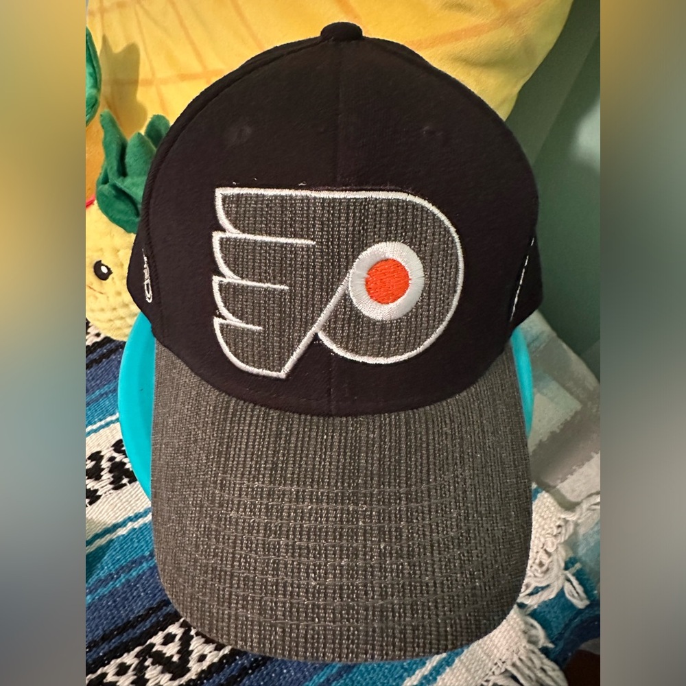 🧢 Philadelphia Flyers Reebok Fitted Hat